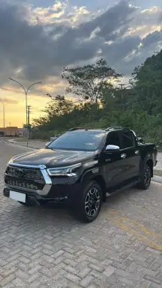 TOYOTA-HILUX-2.8 D-4D TURBO DIESEL CD SRX 4X4 AUTOMÁTICO TOYOTA-HILUX-2023