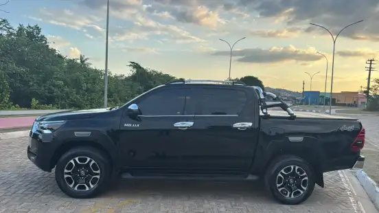 TOYOTA-HILUX-2023
