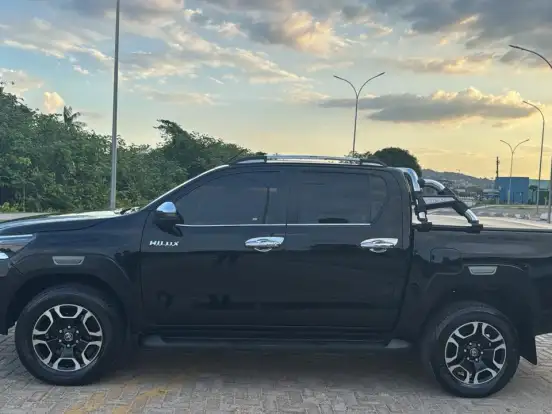 TOYOTA-HILUX-2.8 D-4D TURBO DIESEL CD SRX 4X4 AUTOMÁTICO TOYOTA-HILUX-2023