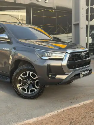 TOYOTA HILUX 2.8 D-4D TURBO DIESEL CD SRX 4X4 AUTOMÁTICO