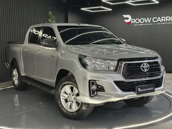 TOYOTA HILUX 2.8 SR 4X4 CD 16V DIESEL 4P AUTOMÁTICO TOYOTA HILUX 2.8 SR 4X4 CD 16V DIESEL 4P AUTOMÁTICO
