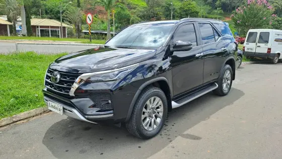 TOYOTA HILUX SW4 2.8 D-4D TURBO DIESEL SRX 7L 4X4 AUTOMÁTICO TOYOTA HILUX SW4 2.8 D-4D TURBO DIESEL SRX 7L 4X4 AUTOMÁTICO