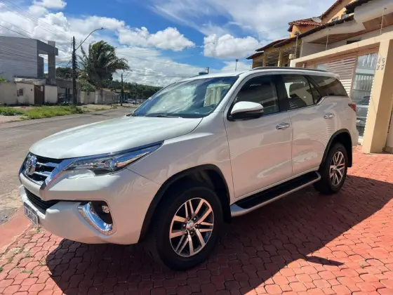 TOYOTA HILUX SW4 2.8 SRX 4X4 7 LUGARES 16V TURBO INTERCOOLER DIESEL 4P AUTOMÁTICO