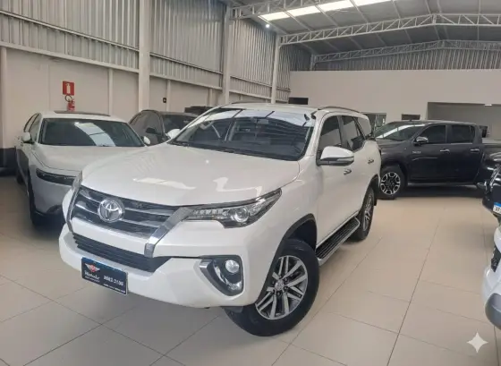 TOYOTA HILUX SW4 2.8 SRX 4X4 7 LUGARES 16V TURBO INTERCOOLER DIESEL 4P AUTOMÁTICO TOYOTA HILUX SW4 2.8 SRX 4X4 7 LUGARES 16V TURBO INTERCOOLER DIESEL 4P AUTOMÁTICO