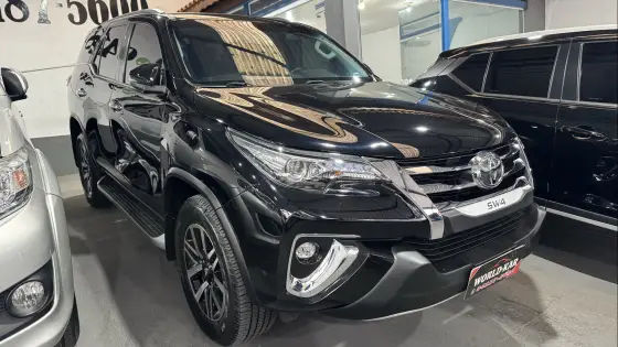 TOYOTA HILUX SW4 2.8 SRX 4X4 7 LUGARES 16V TURBO INTERCOOLER DIESEL 4P AUTOMÁTICO