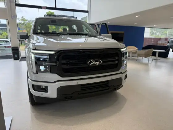 FORD F-150 5.0 V8 GASOLINA CD LARIAT BLACK FX4 AUTOMÁTICO