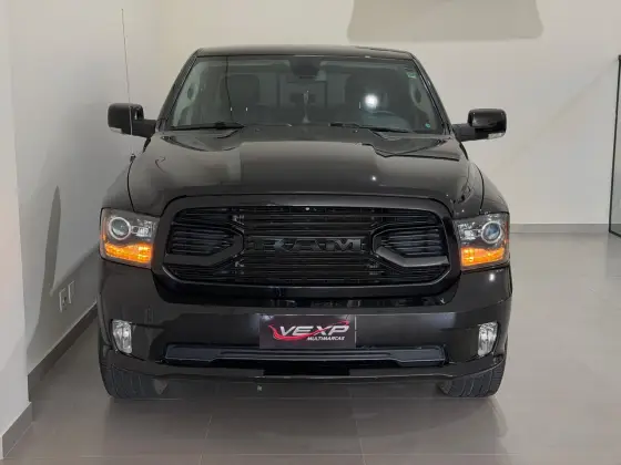 RAM CLASSIC 5.7 V8 GASOLINA LARAMIE NIGHT EDITION CD 4X4 AUTOMÁTICO