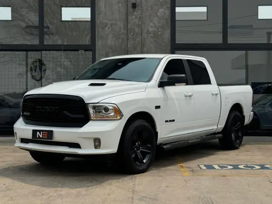 RAM CLASSIC 5.7 V8 GASOLINA LARAMIE NIGHT EDITION CD 4X4 AUTOMÁTICO