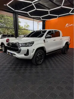 TOYOTA HILUX 2.8 D-4D TURBO DIESEL CD SRX PLUS 4X4 AUTOMÁTICO