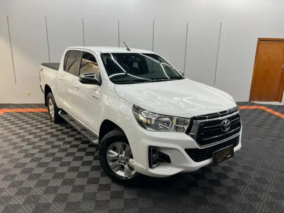 TOYOTA HILUX 2.8 SR 4X4 CD 16V DIESEL 4P AUTOMÁTICO TOYOTA HILUX 2.8 SR 4X4 CD 16V DIESEL 4P AUTOMÁTICO