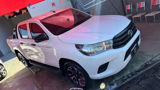 TOYOTA HILUX 2.8 STD 4X4 CD 16V DIESEL 4P MANUAL
