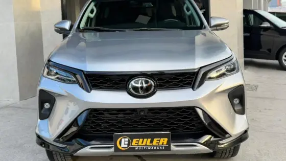 TOYOTA HILUX SW4 2.8 D-4D TURBO DIESEL SRX PLATINUM 7L 4X4 AUTOMÁTICO