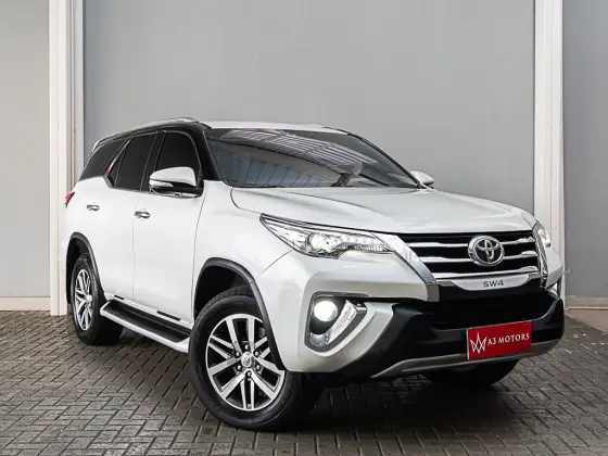 TOYOTA HILUX SW4 2.8 SRX 4X4 7 LUGARES 16V TURBO INTERCOOLER DIESEL 4P AUTOMÁTICO TOYOTA HILUX SW4 2.8 SRX 4X4 7 LUGARES 16V TURBO INTERCOOLER DIESEL 4P AUTOMÁTICO