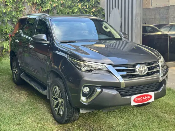 TOYOTA HILUX SW4 2.8 SRX 4X4 7 LUGARES 16V TURBO INTERCOOLER DIESEL 4P AUTOMÁTICO