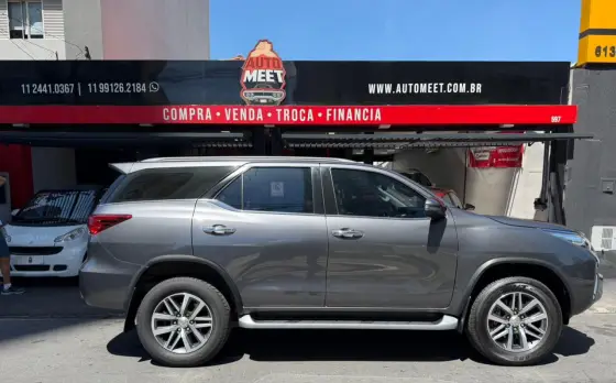 TOYOTA HILUX SW4 2.8 SRX 4X4 7 LUGARES 16V TURBO INTERCOOLER DIESEL 4P AUTOMÁTICO
