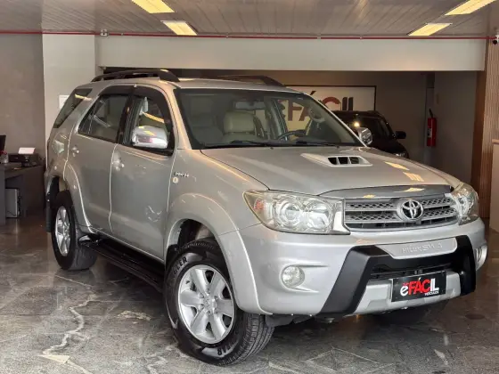 TOYOTA HILUX SW4 3.0 SRV 4X4 7 LUGARES 16V TURBO INTERCOOLER DIESEL 4P AUTOMÁTICO TOYOTA HILUX SW4 3.0 SRV 4X4 7 LUGARES 16V TURBO INTERCOOLER DIESEL 4P AUTOMÁTICO