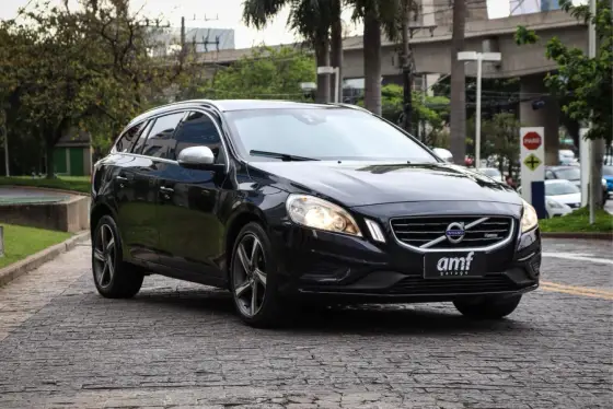 VOLVO V60 2.0 T5 R DESIGN COMFORT 16V TURBO GASOLINA 4P AUTOMATIZADO VOLVO V60 2.0 T5 R DESIGN COMFORT 16V TURBO GASOLINA 4P AUTOMATIZADO