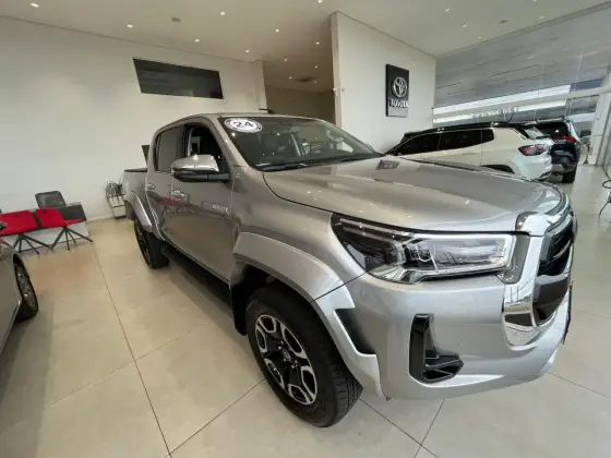 TOYOTA HILUX 2.8 D-4D TURBO DIESEL CD SRX PLUS 4X4 AUTOMÁTICO