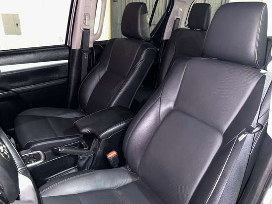 TOYOTA-HILUX-2.8 D-4D TURBO DIESEL CD SRX 4X4 AUTOMÁTICO TOYOTA-HILUX-2023