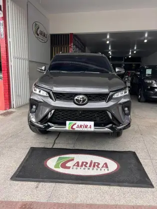 TOYOTA HILUX SW4 2.8 D-4D TURBO DIESEL DIAMOND 7L 4X4 AUTOMÁTICO