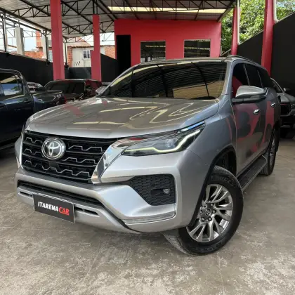 TOYOTA HILUX SW4 2.8 D-4D TURBO DIESEL SRX 4X4 AUTOMÁTICO