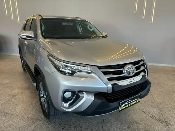 TOYOTA HILUX SW4 2.8 SRX 4X4 7 LUGARES 16V TURBO INTERCOOLER DIESEL 4P AUTOMÁTICO TOYOTA HILUX SW4 2.8 SRX 4X4 7 LUGARES 16V TURBO INTERCOOLER DIESEL 4P AUTOMÁTICO