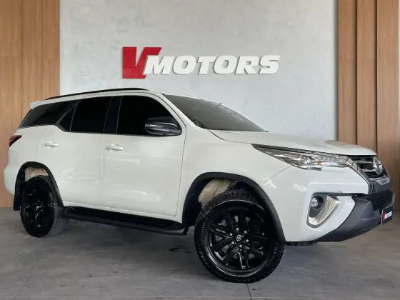 TOYOTA HILUX SW4 2.8 SRX 4X4 7 LUGARES 16V TURBO INTERCOOLER DIESEL 4P AUTOMÁTICO