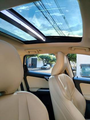 VOLVO XC60 2.0 T5 MOMENTUM GASOLINA 4P AUTOMÁTICO