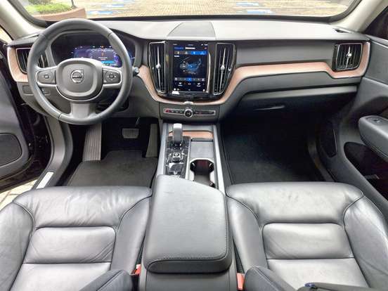 VOLVO-XC60-2023