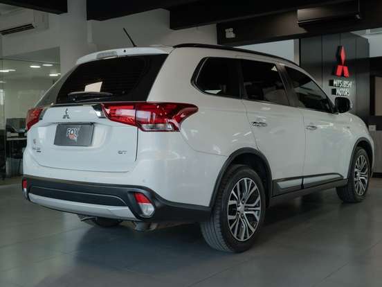MITSUBISHI-OUTLANDER-3.0 GT 4X4 V6 24V GASOLINA 4P AUTOMÁTICO MITSUBISHI-OUTLANDER-2015