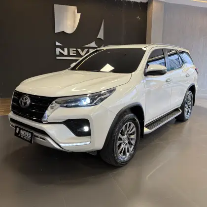 TOYOTA HILUX SW4 2.8 D-4D TURBO DIESEL SRX 7L 4X4 AUTOMÁTICO