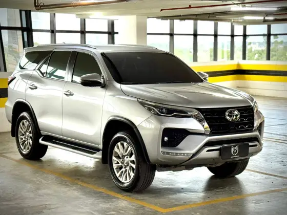 TOYOTA HILUX SW4 2.8 D-4D TURBO DIESEL SRX 7L 4X4 AUTOMÁTICO