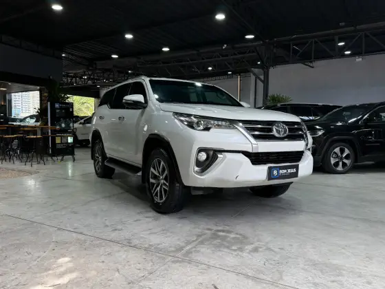TOYOTA HILUX SW4 2.8 SRX 4X4 7 LUGARES 16V TURBO INTERCOOLER DIESEL 4P AUTOMÁTICO TOYOTA HILUX SW4 2.8 SRX 4X4 7 LUGARES 16V TURBO INTERCOOLER DIESEL 4P AUTOMÁTICO