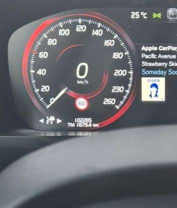 VOLVO-XC90-2018