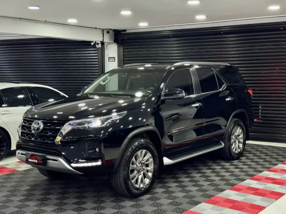 TOYOTA HILUX SW4 2.8 D-4D TURBO DIESEL SRX 7L 4X4 AUTOMÁTICO