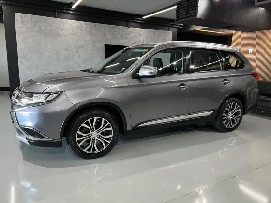 MITSUBISHI OUTLANDER 2.0 COMFORT 16V GASOLINA 4P AUTOMÁTICO MITSUBISHI OUTLANDER 2.0 COMFORT 16V GASOLINA 4P AUTOMÁTICO