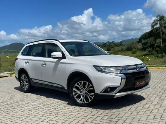 MITSUBISHI OUTLANDER 2.2 4X4 16V DIESEL 4P AUTOMÁTICO