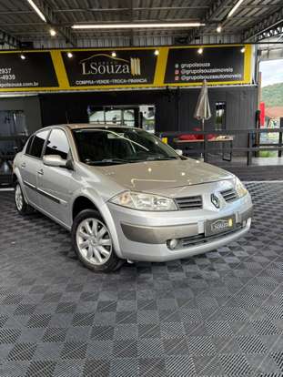 RENAULT-MEGANE-2010