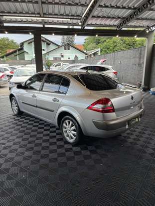 RENAULT-MEGANE-2010