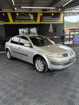 RENAULT-MEGANE-2010