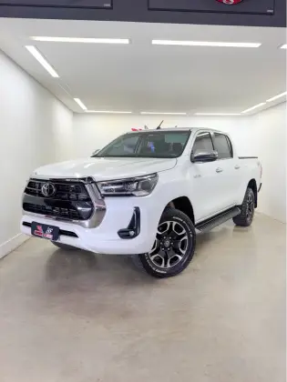 TOYOTA HILUX 2.8 D-4D TURBO DIESEL CD SRX 4X4 AUTOMÁTICO TOYOTA HILUX 2.8 D-4D TURBO DIESEL CD SRX 4X4 AUTOMÁTICO