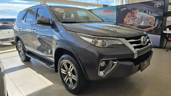 TOYOTA HILUX SW4 2.7 SRV 7 LUGARES 4X2 16V FLEX 4P AUTOMÁTICO TOYOTA HILUX SW4 2.7 SRV 7 LUGARES 4X2 16V FLEX 4P AUTOMÁTICO