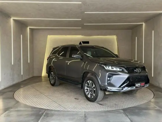 TOYOTA HILUX SW4 2.8 D-4D TURBO DIESEL DIAMOND 7L 4X4 AUTOMÁTICO
