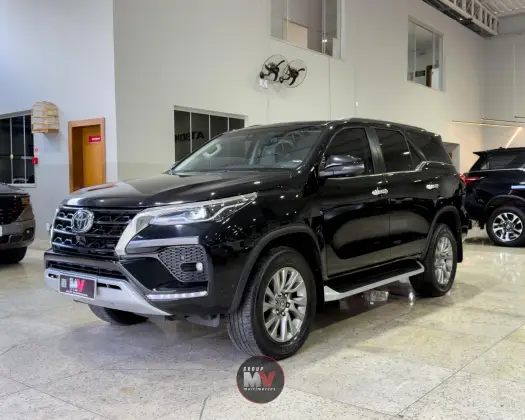 TOYOTA HILUX SW4 2.8 D-4D TURBO DIESEL SRX 7L 4X4 AUTOMÁTICO