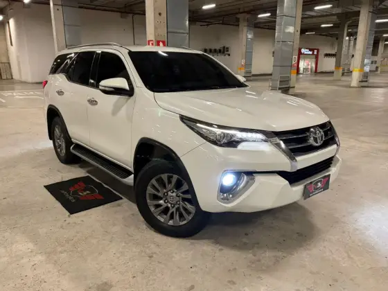 TOYOTA HILUX SW4 2.8 SRX 4X4 7 LUGARES 16V TURBO INTERCOOLER DIESEL 4P AUTOMÁTICO TOYOTA HILUX SW4 2.8 SRX 4X4 7 LUGARES 16V TURBO INTERCOOLER DIESEL 4P AUTOMÁTICO