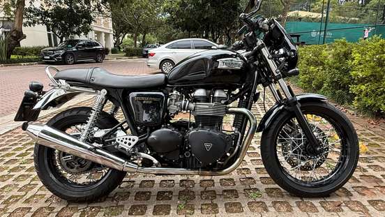 TRIUMPH-THRUXTON-2015