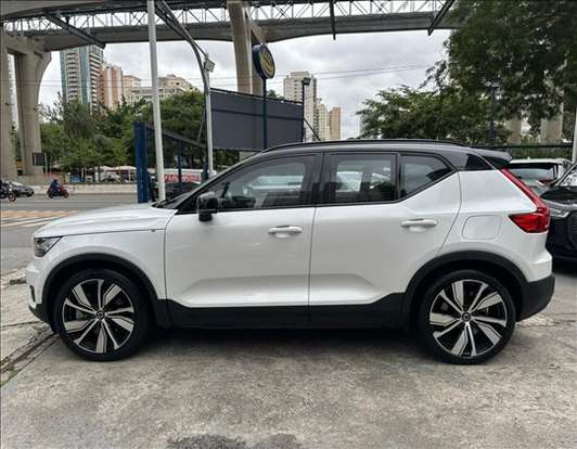 VOLVO-XC40-2021