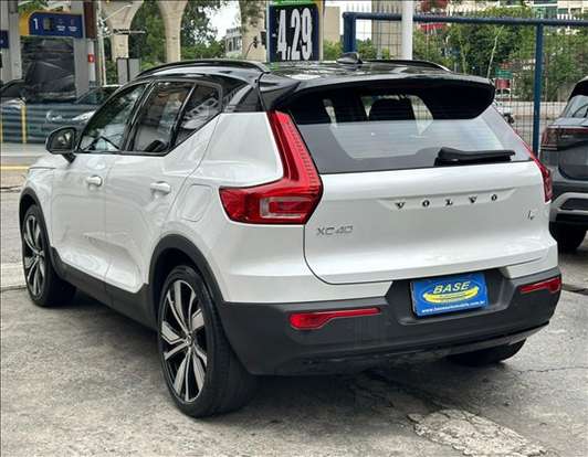 VOLVO-XC40-2021