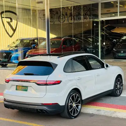 PORSCHE-CAYENNE-2022
