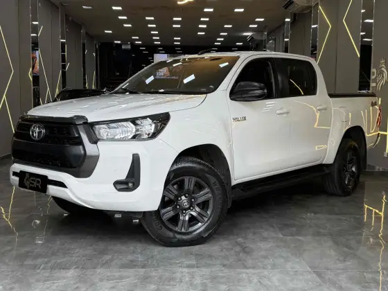 TOYOTA HILUX 2.8 D-4D TURBO DIESEL CD SR 4X4 AUTOMÁTICO
